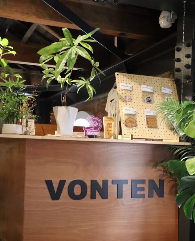 【みつなに！？舞鶴〜vol.4 VONTEN】

こんにちは😃
すこし間があいてしまいましたが、
第１回「みつなに！？舞鶴」の第4弾♪
今回は、赤れんがパーク4号棟に位置する
デザイン会社「VONTEN」を紹介します。

私たちを案内してくださったのは、
代表の金田さん。
金田さんは元々建設業界に身を置いて
いましたが、一念発起してデザイナーに転向。
今では空間デザイン、メディア戦略、
グラフィック制作、アート表現と幅広く手掛けており、
貪欲にチャレンジを続けています。

そんな金田さんはどんな思いで、
この舞鶴でデザイン会社を立ち上げたのでしょうか。

今回の記事の担当は、日星高校1年生🌼

＊＊＊
担当: 日星高校1年生　りょうた

舞鶴赤れんがパーク4号館2階にある
デザイン会社VONTEN（ぼんてん）
代表の金田研人さんにお話を伺いました。

金田さんはもともと建築業界出身。
舞鶴の人たちと関わる中で、
「自分がデザイン会社を作ろう」と思ったことが
VONTEN誕生のきっかけだそうです。

カレー祭りやカタラボのロゴ制作など、
幅広い分野で活動されています。
最後に金田さんからのメッセージ。
「好きではないことを無理にやる必要はありません。
でも、好きなことは諦めずに、
全力でやり切ってください」

＊＊＊

とにかく、自分のやりたいこと、
好きなことに貪欲に向き合うこと。
何か1つでいい。
そういうものを見つけられたらいいね。

「これ！」と決めたものに対して、貪欲に、
直向きに向き合ってこられたからこそ、
金田さんのシンプルな助言は、真実を物語っていて。

やりたいことを好きなようにやっていい。
でも"ちゃんと"向き合ってみて。
そうすれば、道が開けるときがある。

金田さんの応援メッセージが若者たちの背中をおす。

#みつなに舞鶴 #VONTEN 
#舞鶴あかれんがパーク #高校生　#舞鶴体験
