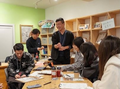 【みつなに！？舞鶴vol.6〜KATALab.】

こんばんは🌛
今週もお疲れ様でした。
日曜日、また大雪との予報が出ていますが、
みなさん、気をつけてお過ごしください。

さて、第1回「みつなに！？舞鶴」の体験談を
上げてきましたが、いよいよこれで
最後の記事になります。

ぜひ最後まで目を通して頂けたら幸いです。
担当は、よのなか塾の2年生🧸

＊＊＊＊

担当: よのなか塾2年　くるみ

こんにちは！
今回、紹介するのは西舞鶴駅前にある
"学生と地域の人との交流拠点"KATA Lab.です！

2024年3月30日に開設した施設で
高校生等と一緒に、KATA Lab.という場所を
作るとこから始まり、オリジナルインク作成や
コラージュなど様々なワークショップを開催しています。他にも、高校生主体のイベントなども
主催している場所です！

舞鶴には、何もない、早く出たいという人が多かった中、舞鶴のたくさんの魅力を伝えたい、
人と交流できる場所を作りたいという思いで
KATALab.は開設されました。
あったかく、魅力がある人が多い所が
舞鶴の好きなところだそうです。
合うか合わないかわからないけど、
まず1回は来てほしいとの事でしたので
是非行ってみてください！

私は初めてKATALab.のイベントに参加しましたが、
舞鶴の知らなかった素晴らしいところや
歴史を知れたのでとても楽しかったです！

＊＊＊＊

今回、「みつなに！？舞鶴」をきっかけに
はじめてKATALab.に来てくれた
高校生がたくさんいました。

そしてよく来てくれるメンバーも
参加してくれていたので、彼らが
様々な場面でリードしてくれて、
とても頼もしかったです🙏✨

KATALab.は、どんな使い方をしてもいい。
何をしてもいいし、何もしなくてもいい。

電車やバス、お迎えの待ち時間として。
勉強する場所として。
たわいもない雑談をしたり、
ゲームで遊んだりする場所として。
疲れた時に一休みする場所として。

もう少し踏み込んだ使い方としては、
うちで主催するイベントへの参加、
自分自身で企画の実施、
地域の人との交流など。

なんかちょっと、舞鶴っていいかも。

そんな風に思ってもらえたらいいな、
という思いでやっています。

何かチャレンジしてみたい時、
悩んだ時、
面白い人に出会いたい時。

自分のタイミングでいい。
何か話を聞いてくれるとこがあったな、
と思い出してくれたら、とても嬉しいです。

扉を開けて、待っています。

#みつなに舞鶴 #katalab #高校生
#舞鶴 #コミュニティスペース